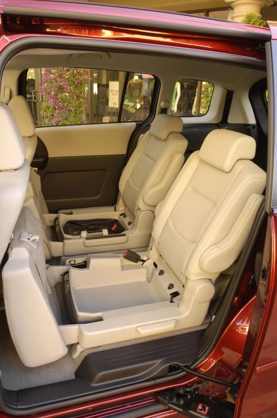  Mazda5 2006 года  (фото 96 из 129)